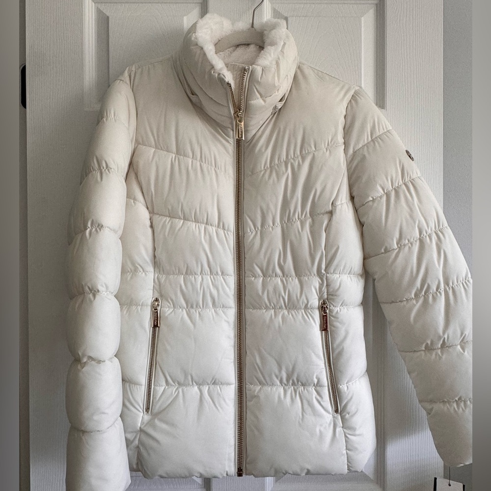 Women’s Calvin Klein puffer jacket! Size medium, comes with detachable hoodie